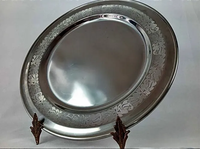 PRATO PARA BOLO EM INOX, BORDA BAIXO RELEVO REDONDA - VINTAGE 