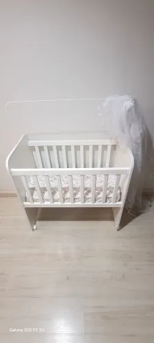 Mini-berço branco em mdf, semi-novo, com colchão.