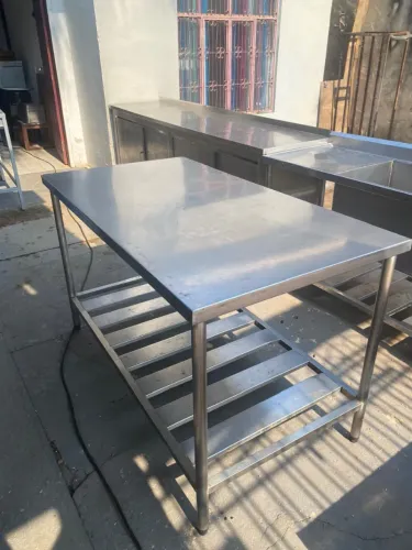 Mesa (INOX) com paneleiro.