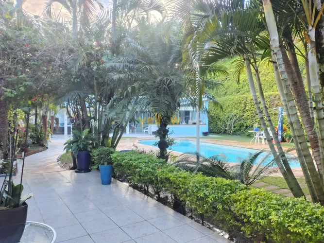 Casa em Condomínio Fechado em Arujá com 4 Suítes | 675m²
