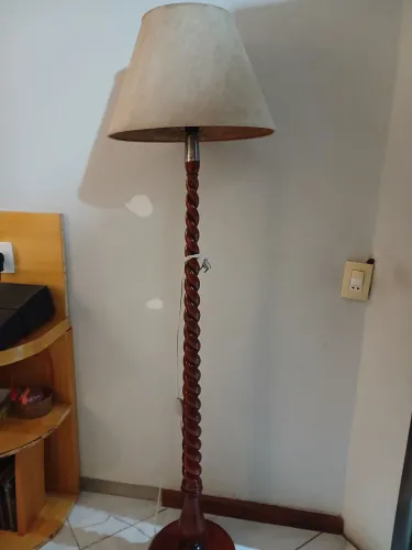 Abater pedestal de madeira