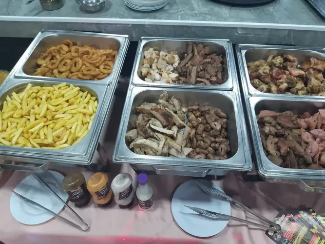 Buffet de churrasco com petiscos e sobremesa 