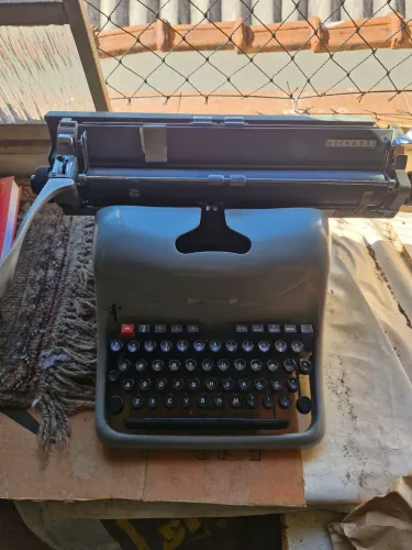 Maquina de escrever antiga olivetti , muito bem conservada 