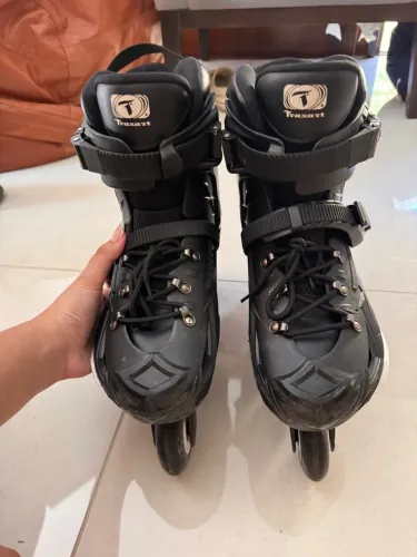 patins traxart na cor preta, tamanho 40/41. nunca usado, em perfeito estado.