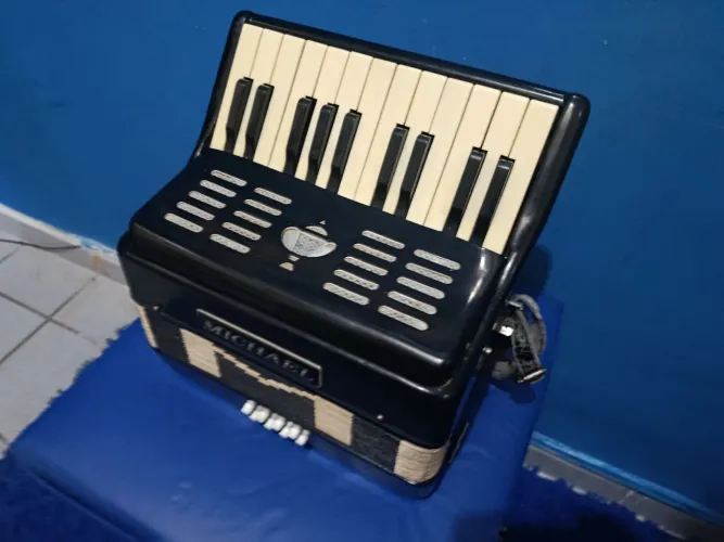 ACORDEON MICHAEL 8 BAIXOS AFINADA ( IDEAL PARA ESTUDOS) R$ 1.000,00