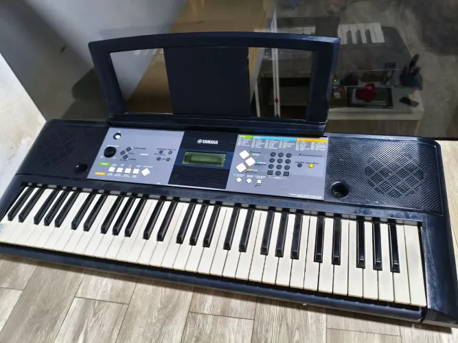 Teclado yamaha e233, praticamente novo, pouquíssimo usado, acompanha tripé, negociação
