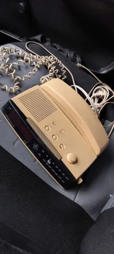 Antigo radio relogio GE. Anos 80
