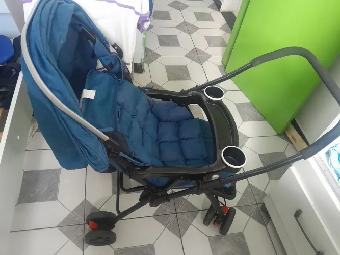 Carrinho de bebê.