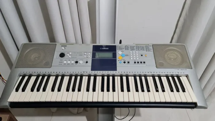 Teclado Yamaha PSR E323
