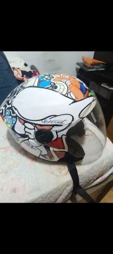 Capacete adesivado de desenhos NOVO