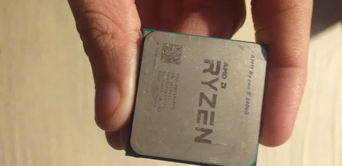 Processador AMD Ryzen 5 2400G - Vídeo Integrado Vega 11 - Com Cooler Box