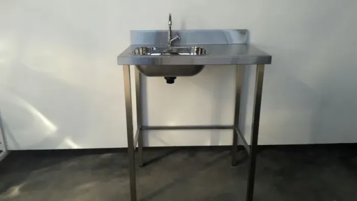 Pia industrial pequena para cozinhas compactas em inox 