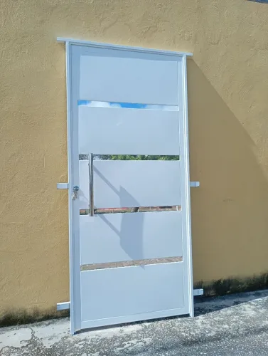 Porta galvanizada com espelho e puxador de inox
