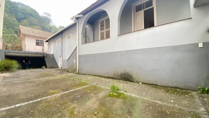 Casa à venda no Centro da Cidade de Petrópolis Rj 3 quartos, porão reformado, vaga 6 carro