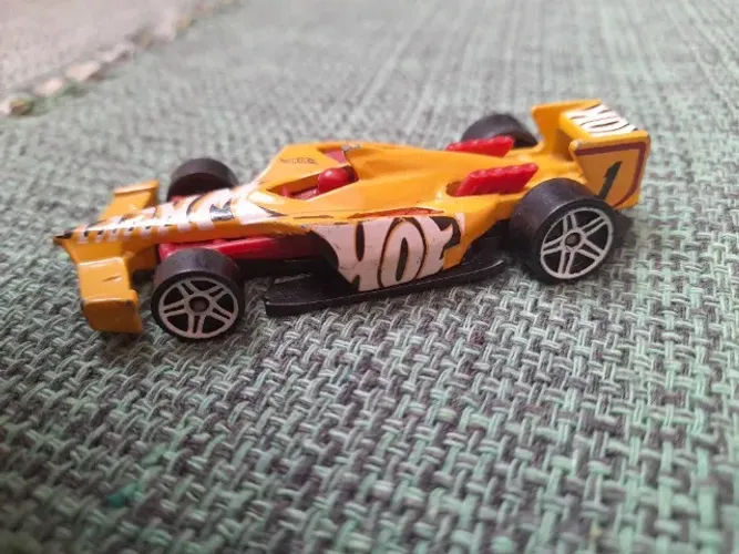 Carrinho Hot Wheels do modelo Winning Formula, da série "Legends of Speed"