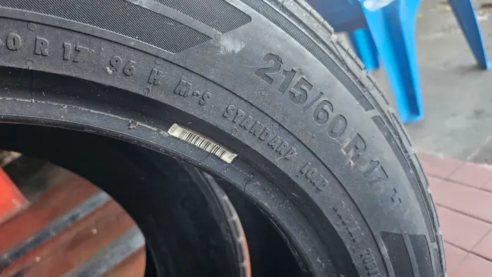 Vende se Pneus 215/60 R17