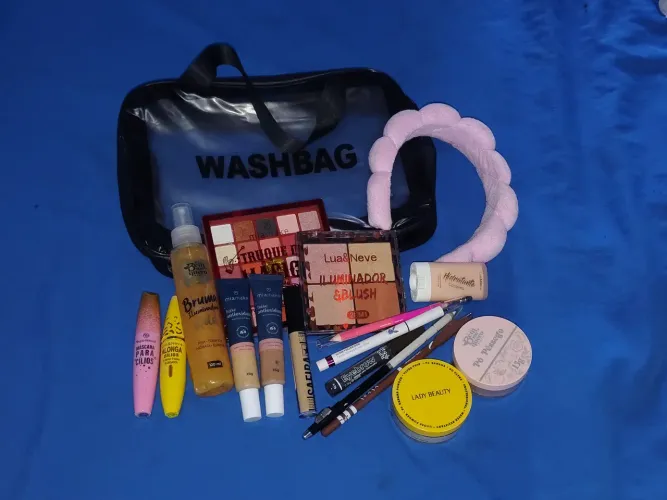 Kit com Itens de Maquiagem