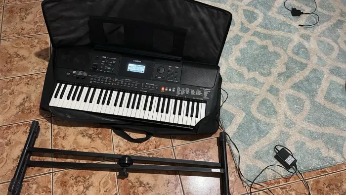 Vendo um teclado seminovo