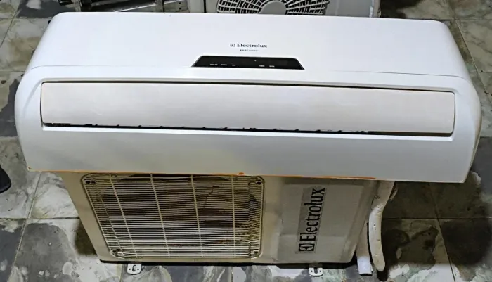 Vendo ar condicionado Eletrolux convencional 18 mil BTUs com instalação e matérial incluso