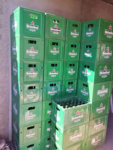 vendo caixas de Heineken caixa mais garrafas não trabalho com líquido 