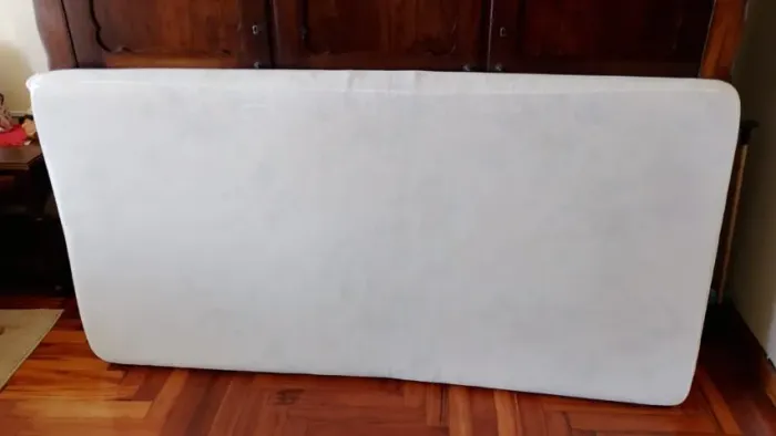 Colchão: 0,94 cm / 1,93 MT.