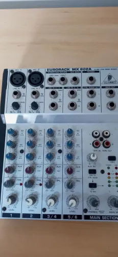 Mesa de Som Behringer Eurorac MX 602A com fonte