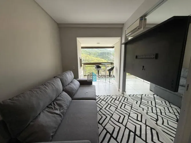 Apartamento mobiliado, churrasqueira na sacada e vista para o verde e andar alto, em condo