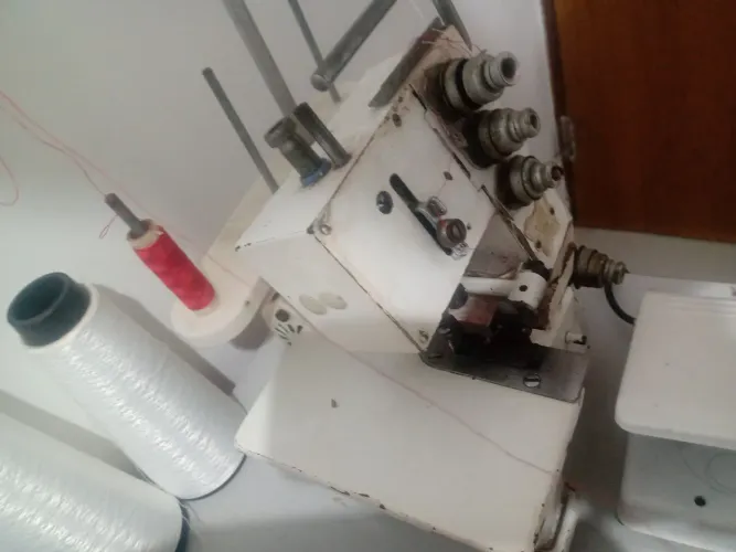 Máquina overloque chinesinha.