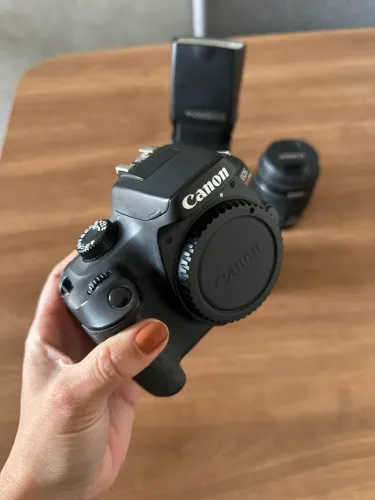 Câmera Cânon T100 com acessórios
