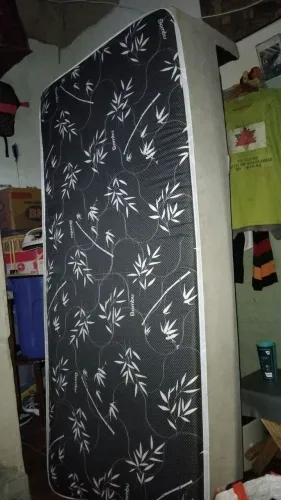 Uma cama box,da marca bambu,com pequena avaria.