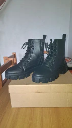 Coturno Feminino Preto com Solado Tratorado - Novo