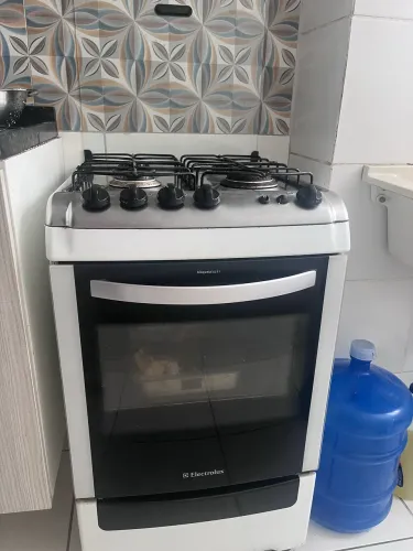 Vendo fogão Eletrolux quem tiver interesse tem que fazer a retirada