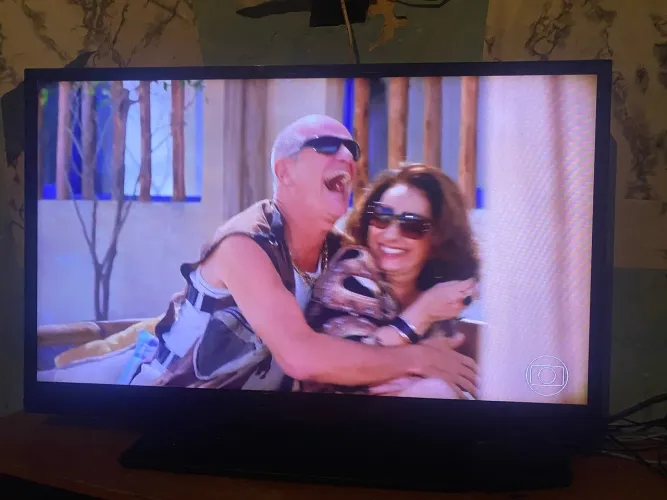 Vendo tv 32 polegadas só não é smart, fora isso funciona perfeitamente..