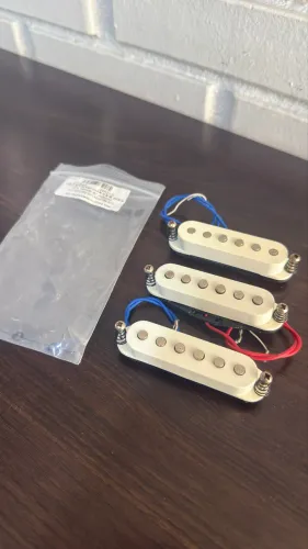 Kit 3 Captadores Cerâmicos Stratocaster SSS Creme + Parafusos e Molas