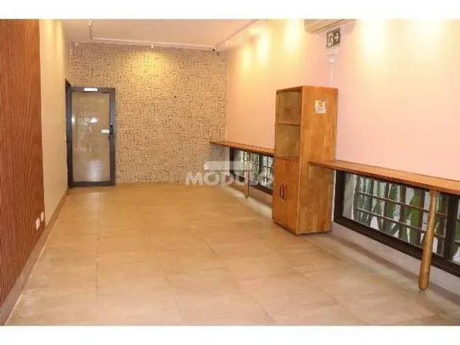Casa comercial disponível para locação no bairro Martins.