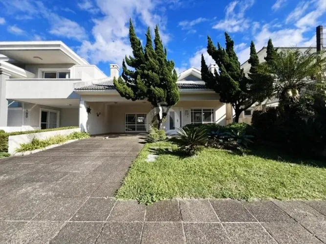 Casa em condominio fechado na praia de Capão da Canoa. 3 dormitórios