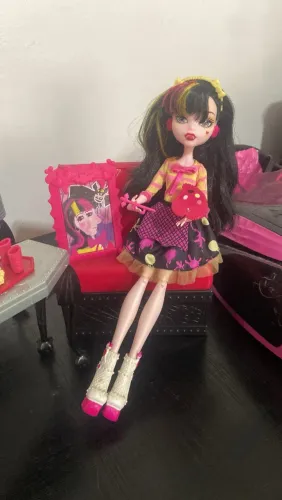Monster high draculaura art class