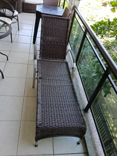Espreguiçadeira de vime muito nova