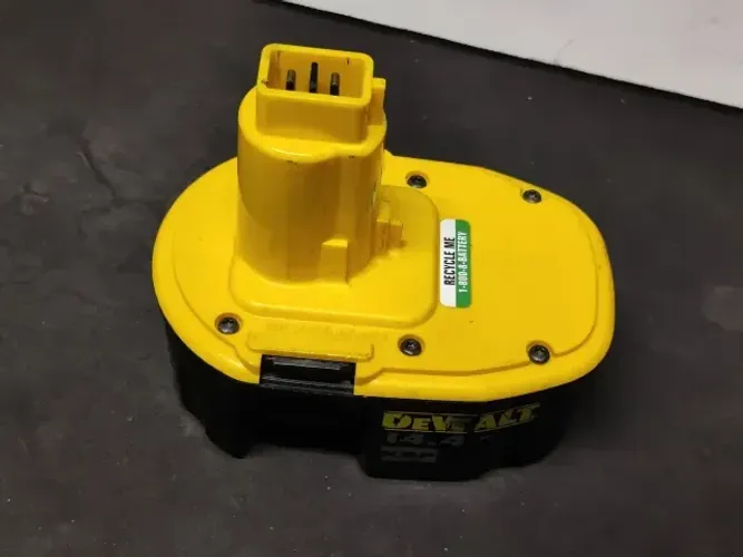Não Segura Carga Carcaça Bateria Dewalt 14,4v Xrp Defeito