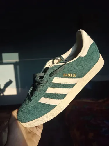 Tenis adidas GAZELLE tamanho 40 ou 42 original na caixa.