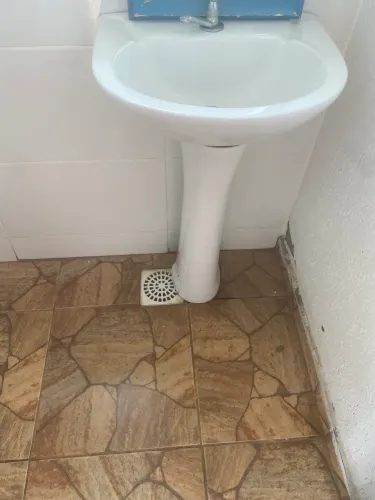 Pia de banheiro com coluna