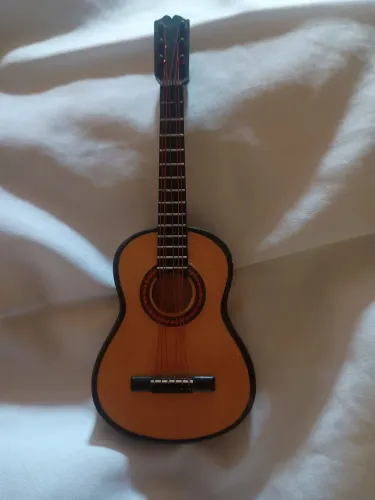 Violão em miniatura