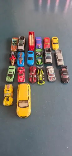Vendo carrinhos da hotweels e variados para crianças