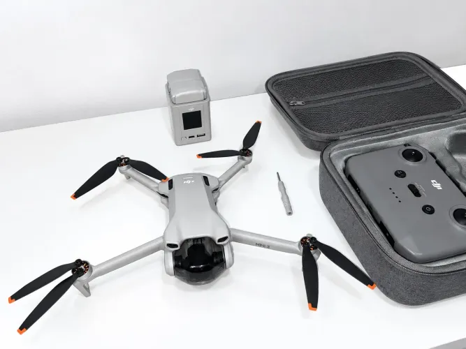 Drone DJI Mini 3 - 2 Baterias e Hub Carregamento