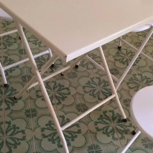 Mesa branca de ferro usada 