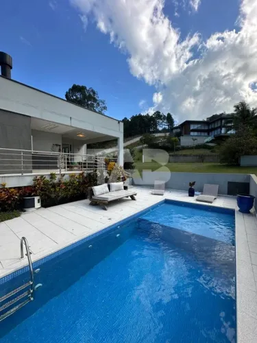 Casa na Praia Brava | Sofisticação e Lazer Privativo para Locação