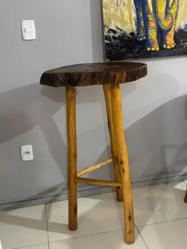 Jogo de mesa bistrô rústico, c duas banquetas altas de propileno branca- R$ 750,00