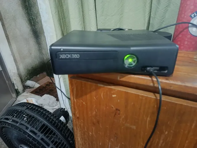 Vendo Xbox 360 em excelente estado 