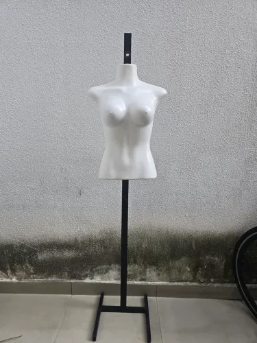 Busto manequim com pedestal