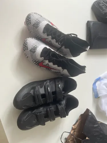 Sapato para ciclismo e chuteira de goleiro